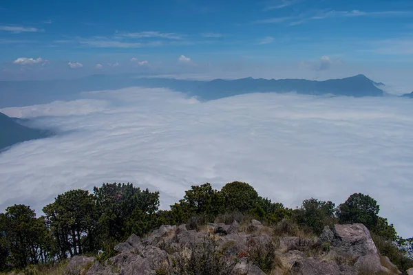 Bellissimo Paesaggio Nuvoloso Con Montagne Mezzo — Foto Stock