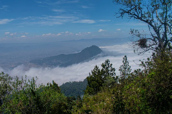 Paesaggio Valle Con Colline Con Nuvole Che Emergono Con Cielo — Foto Stock