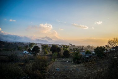 gün batımı manzarası beyaz ve kırmızı bulutlu dağlar
