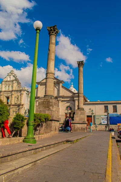 Grande Parco Colonnato Con Chiesa Cattolica Sullo Sfondo Persone Piedi — Foto Stock