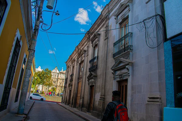 Edificio Con Ventanas Con Cielo Azul Hermoso Paisaje Ciudad —  Fotos de Stock