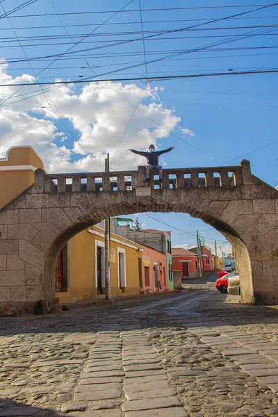 Arco Paisagem Com Rua Céu Azul Com Nuvens — Fotografia de Stock