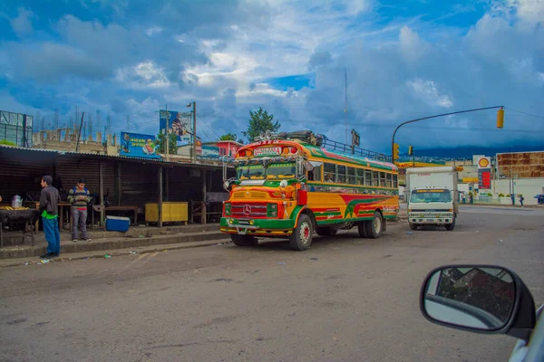 Furgoneta Estacionada Color Verde Amarillo Con Nubes Azules —  Fotos de Stock