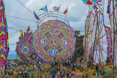 1 Kasım 2017, sumpango, chimaltenango, Guatemala, Çin dev kağıt uçurtma festivali ve sergi alanı birçok insan güzel manzaralı sanat eserlerini takdir ediyor.