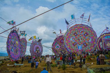 1 de naviembre, 2017, sumpango, chimaltenango, guatemala, güzel renkli Çin kağıt uçurtması, üstünde küvet ve mezarlık alanında arka plan bulutları olan.