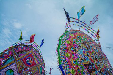 1 de Noviembre, 2017, sumpango, chimaltenango, guatemala, büyük Çin kağıt uçurtması tipik renkte amya, üstünde küvet, bulutlu gökyüzü güzel kabile figürleri ve