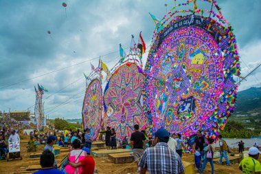 1 de Noviembre, 2017, sumpango, chimaltenango, Guatemala, Çin Devi Uçurtma Fuarı, Mezarlıkta güzel figürler, üstünde bayrak olan