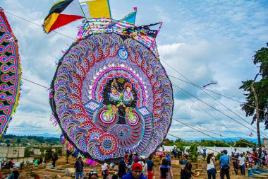 1 de Noviembre, 2017, sumpango, chimaltenango, guatemala, dev Çin kağıt uçurtmaları, sinetrium içinde tipik Maya renklerine sahip şekiller ve figürler bir ziyaretçi ile