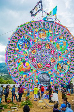 1 de Noviembre, 2017, sumpango, chimaltenango, guatemala, tipik renk amya ile büyük porselen uçurtma, üstünde küvet, güzel bulutlu gökyüzü ve mezarlıkta insanlarla birlikte figürler.