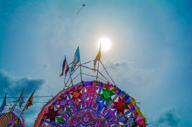 Güzel güneş, renkli ve güzel geleneksel bayraklar, sumpango, sakatepesquez, guatemala, 1 Kasım 2018