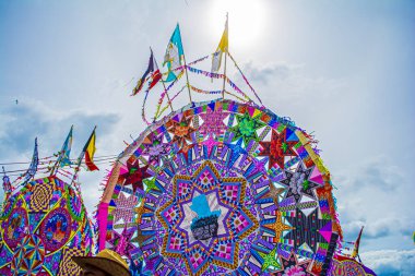 Geleneksel renkli çubukları ve figürleri olan dev Çin kağıt uçurtması sumpango, sakatepesquez, guatemala, 1 Kasım 2018