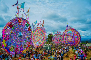 1 Kasım 2018 'de Sumpango, Sacatepesquez, Guatemala' yı ziyaret eden insanlarla dolu dev fıçılar sahada.