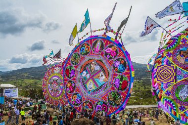 1 Kasım 2018 'de, büyük Çin kağıt uçurtmaları ile pango, sakatepesquez, guatemala