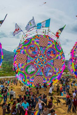 Tipik Maya renklerine sahip büyük uçurtma sumpango, sakatepesquez, guatemala, 1 Kasım 2018