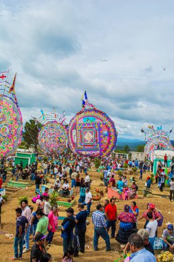 Tipik coleresumpango, sacatepesquez, guatemala, 1 Kasım 2018 ile insanların büyük kağıt uçurtmaları takdir ettiği mezarlık.