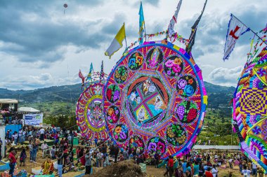 güzel renkli çin kağıt uçurtması figürlü ve hayvanlı sumpango, sacatepesquez, guatemala, 1 Kasım 2018