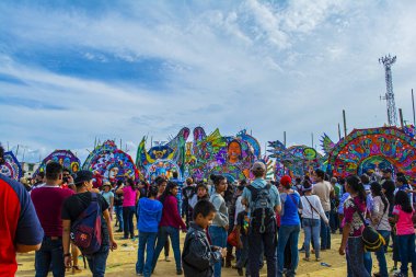 İnsanlar sanatı ve büyük renkli ve kağıt varili, sumpango, sakatepesquez, guatemala, 1 Kasım 2018