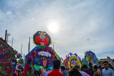 Güneş, sumpango, sakatepesquez, guatemala, 1 Kasım 2018 Maya figürlü renkli uçurtmalar.