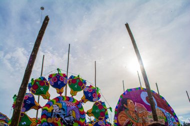 Şekil ve sembollü renkli variller, sumpango, sakatepesquez, guatemala, 1 Kasım 2018