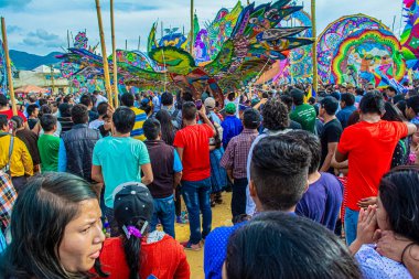 İnsanlar 1 Kasım 2018 'de büyük renkli varilleri rakamlarla, sumpangoyla, sakatepesquez, guatemala ile ziyaret ediyor.