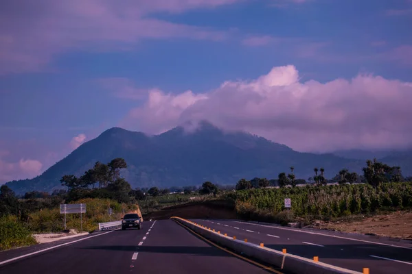 Paisagem Viária Com Montanhas Nuvens Brancas — Fotografia de Stock