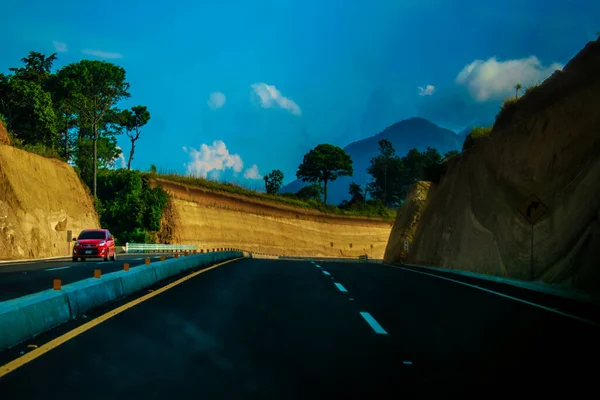 Tecpan Estrada Com Montanhas Fundo Nuvens — Fotografia de Stock