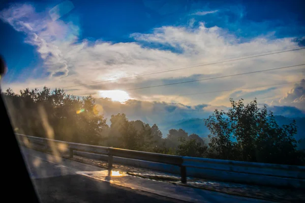 Zonsondergang Met Zon Schijnt Door Wolken Prachtig Landschap — Stockfoto