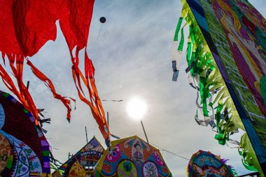 Güneş parlayan büyük kağıt uçurtması, Mayalı figürler, sumpango, sakatepesquez, Guatemala, 1 Kasım 2018