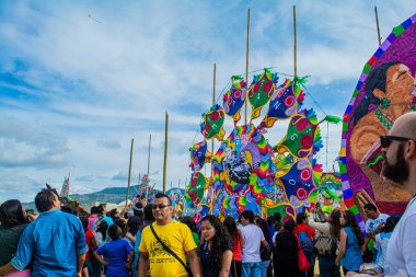 İnsanlar tipik Maya renkleri, sumpango, sakatepesquez, guatemala, 1 Kasım 2018 kağıt sanat varillerini ziyaret ediyorlar.