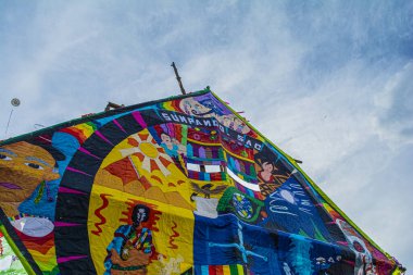 Maya figürlü uçurtma ve tipik renkler, sumpango, sakatepesquez, guatemala, 1 Kasım 2018