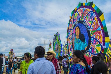 İnsanlar varil fuarına kız kardeş figürleriyle, sumpango, sakatepesquez, guatemala, 1 Kasım 2018