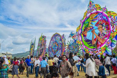 Çin büyük kağıt uçurtması festivali ve tipik renklerde Sacatepesquez, Guatemala, 1 Kasım 2018