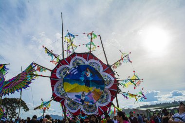 Tipik Maya renkleriyle parlayan saçaklı dairesel uçurtma, sakatepesquez, guatemala, 1 Kasım 2018