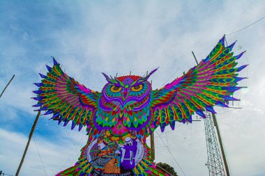 kabile ve renkli kuş şekilli büyük renkli fıçı, sakatepesquez, guatemala, 1 Kasım 2018