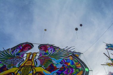 1 Kasım 2018, Sacatepesquez, Guatemala, gökyüzünde uçan küçük varillerin olduğu büyük fıçılar.