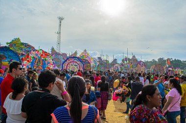 Sumpango 'da renkli bir uçurtma. Güneş parlıyor ve insanlar ziyarete geliyor.