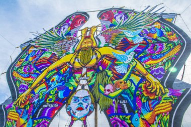 Ölüm günü için insan figürleri ve kelebekli büyük uçurtma, sakatepesquez, guatemala, 1 Kasım 2018