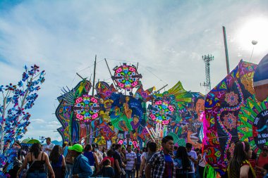 1 Kasım 2018 'de Maya figürleri ve renkleri ile sergilenen büyük uçurtmalar Ölüm Günü, Sacatepesquez, Guatemala