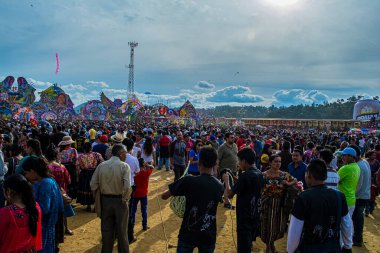Uçurtma, güneşin parladığı ölüler günü için güzel., 