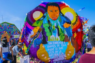 Kızgın kadın figürlü renkli fıçılara yazılmış güzel bir mesaj.