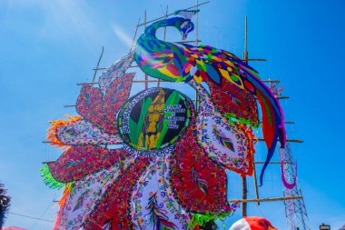 Mavi gökyüzü ile renkli hindi Güzel kağıt sanat