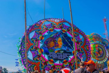 insan figürleri ve yazılı mesajlarla renklendirilmiş uçurtma