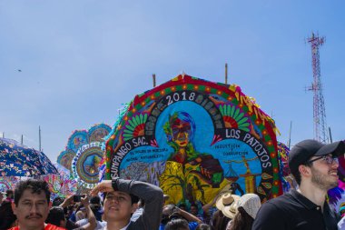 Çin kağıdından yapılmış güzel renkli fıçıya yazılmış mesajlar.