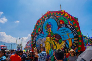 renkli uçurtma çizilmiş şekiller ve Guatemala 'da mesajları olan harfler