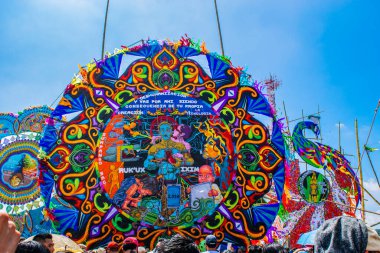 Üzerinde mavi gökyüzü ve canlı renklerle desenli uçurtma