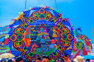 Güzel uçurtma çizilmiş Maya figürleri ve mavi renklerle