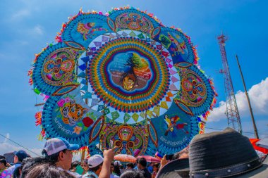 Güzel, dev renkli uçurtma. Güzel mavi, çizilmiş semboller.