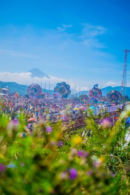Mavi gökyüzü ve ziyaret eden insanlarla uçurtma manzarası