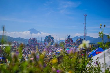 Mavi gökyüzü ve güzel manzaralı vadide uçurtma festivali