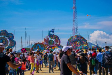Sumpango 'da çizilmiş resimli güzel renkli uçurtmalar